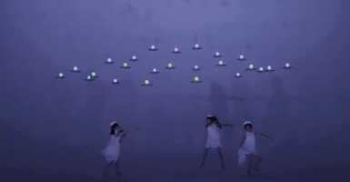 Elképesztő előadás lett a drónok tánca, nézd meg Te is! Hihetetlen mit ki nem képesek hozni a drónokból, ezekről az előadásokról ne maradj le!